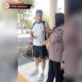 Polwan RTMC Ditlantas Polda Jatim Layani WNA dengan Humanis dan Fasih Berbahasa Inggris