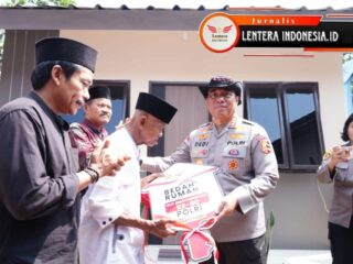 Sambut Hari Bhayangkara ke-80, Polri Bedah 80 Rumah Layak Huni, Bapak Usin (85) Kini Miliki Rumah Baru Berpanel Surya