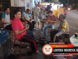 Bhabinkamtibmas Kelurahan Tembok Dukuh Sambang Silaturahmi dan Cangkrukan Nobar Piala Dunia Bersama Warga