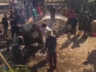 Gotong Royong Warga Bangun Jembatan Penghubung Dua Desa Secara Swadaya Senilai Rp100 Juta