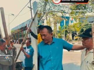 Camat Bubutan Pimpin Penertiban Pedagang di Atas Pedestrian