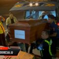 Tim DVI Polda Jatim Kembali Serahkan Jenazah Korban KM Mutiara Sentosa II Asal Sumatera dan Sulawesi kepada Keluarga