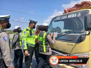 Satlantas Polres Gresik Tindak Tegas Truk Tanpa Terpal di Jalan Raya Pantura Gresik